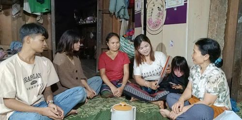Chị Hồ Thị Thục, nhân viên y tế thôn, bản xã Hướng Lập (ngoài cùng bên phải) thường xuyên đến nhà dân truyền thông chăm sóc sức khỏe cộng đồng - Ảnh: B.B