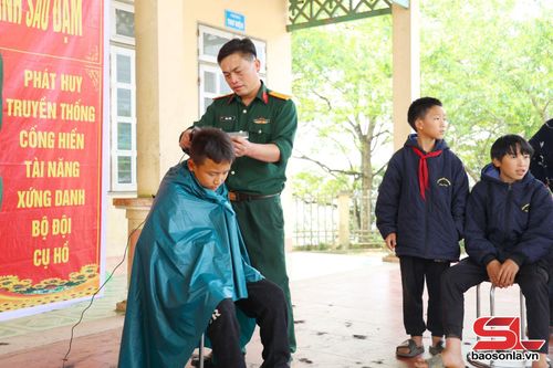 Cán bộ Ban CHQS xã Tà Xùa tham gia chương trình ngày tình nguyện về cơ sở kết hợp tuyên truyền nội dung 5 có 5 không.