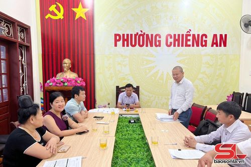 Các chuyên gia kiểm thử bảng hỏi cùng cán bộ UBND phường Chiềng An và hợp tác xã, hộ kinh doanh trên địa bàn phường.
