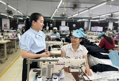 Đại diện tổ chức Công đoàn LGG Tuyên Quang động viên đoàn viên trong giờ tăng ca.