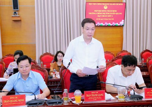 Thành viên Hội đồng thẩm định phát biểu tại cuộc họp.