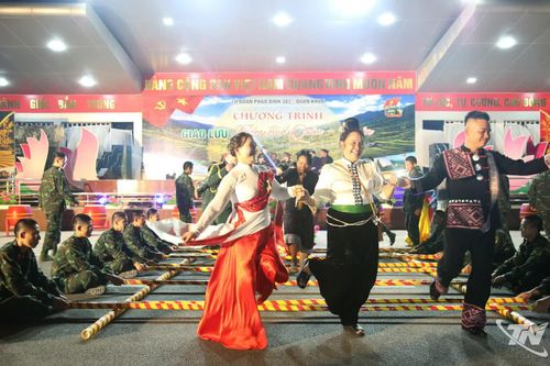 Tiết mục giao lưu nhảy sạp tại chương trình thu hút đông đảo chiến sĩ, người dân tham gia.