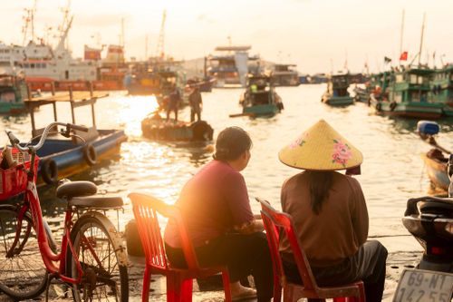 Buổi sáng ở cảng cũng phản ánh rõ đời sống lao động của cư dân vùng biển phía nam đảo Phú Quốc. Ảnh: Lữ Duy Tường