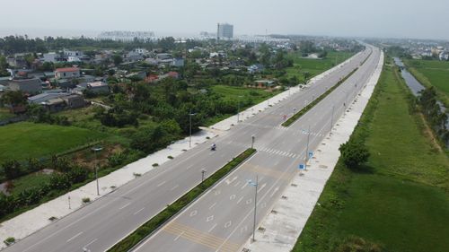 Đoạn đường ven biển nối Sầm Sơn - Quảng Xương đưa vào sử dụng từ tháng 4/2021. (Ảnh: P. Tuấn).