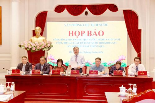 Phó Chủ nhiệm Văn phòng Chủ tịch nước Cấn Đình Tài phát biểu tại họp báo. Ảnh: Đức Minh.