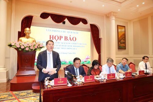 Thứ trưởng Bộ Tài chính Cao Anh Tuấn trả lời câu hỏi của phóng viên. Ảnh: Đức Minh
