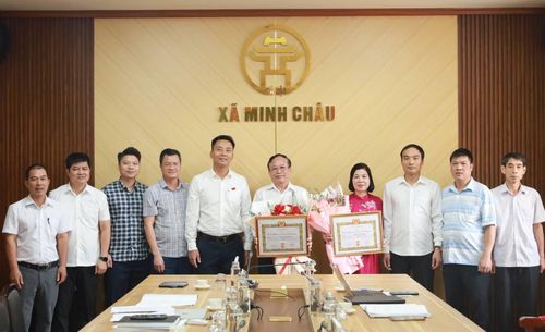  Các đại biểu chúc mừng 2 Đảng viên được trao tặng Huy hiệu Đảng. (Ảnh: Trúc Như) 