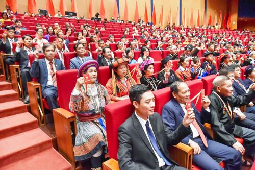 Các đại biểu thông qua Nghị quyết Đại hội đại biểu toàn quốc MTTQ Việt Nam lần thứ XI