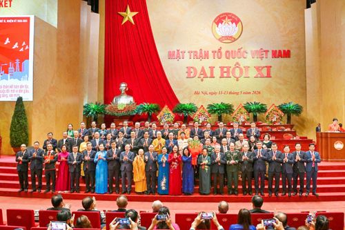 Phó Chủ tịch nước Võ Thị Ánh Xuân tặng hoa chúc mừng Đoàn Chủ tịch Ủy ban Trung ương MTTQ Việt Nam nhiệm kỳ 2026 - 2031