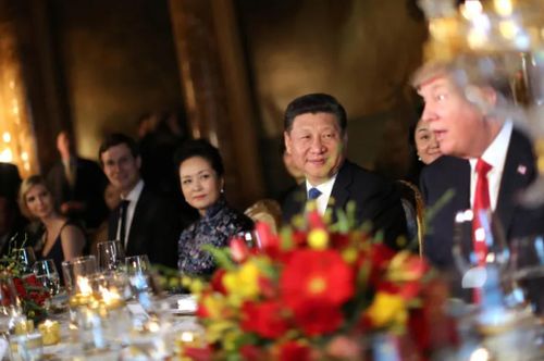 Chủ tịch Trung Quốc Tập Cận Bình tham dự bữa tối do Tổng thống Mỹ Donald Trump chủ trì tại khu nghỉ dưỡng Mar-a-Lago ở West Palm Beach, Florida, ngày 6/4/2017. Ảnh: Reuters