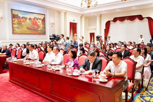 Các đại biểu dự họp báo