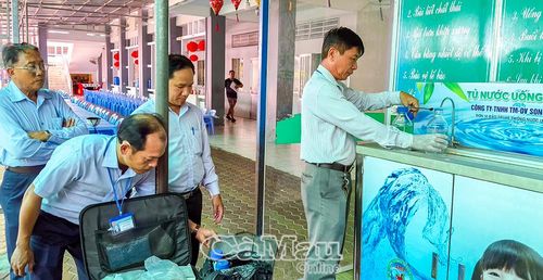 Ðoàn Kiểm tra liên ngành về ATTP của tỉnh kiểm tra chất lượng nước uống tại trụ nước sạch của Trường Tiểu học Nguyễn Văn Trỗi, phường Tân Thành.
