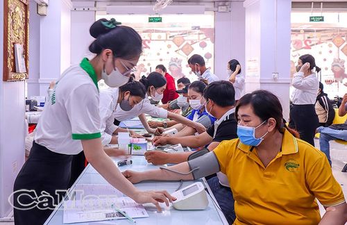 Tổ chức công đoàn phối hợp với cơ sở y tế tổ chức khám sức khỏe miễn phí cho nữ đoàn viên, NLÐ.