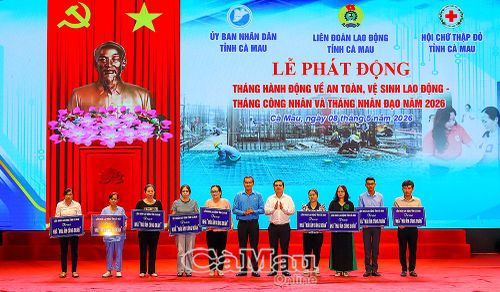 Ông Huỳnh Chí Nguyện, Phó Chủ tịch UBND tỉnh Cà Mau (bên phải) và ông Lý Công Bắc, Chủ tịch LĐLĐ tỉnh trao hỗ trợ nhà “Mái ấm Công đoàn” cho công đoàn viên khó khăn về nhà ở, tại lễ phát động Tháng Công nhân năm 2026.