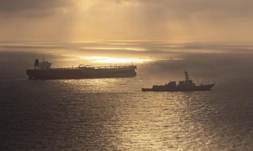 Tàu khu trục mang tên lửa dẫn đường lớp Arleigh Burke USS Rafael Peralta (DDG 115) thực thi lệnh phong tỏa hàng hải đối với một tàu treo cờ Iran đang cố gắng tiến về một cảng của Iran vào ngày 24/4 - Ảnh: Hải quân Mỹ