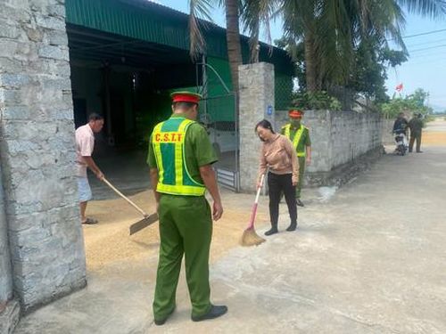 Gia đình bà Quý dọn lúa vào nhà
