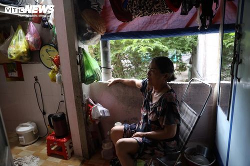 Điện nước sinh hoạt được dùng chung với một hộ khác, mỗi tháng bà trả khoảng 300.000 đồng. Tuy nhiên, điều khiến bà lo lắng nhất là việc căn nhà được mua bằng giấy tay nên chưa rõ phương án hỗ trợ khi cư xá giải tỏa.