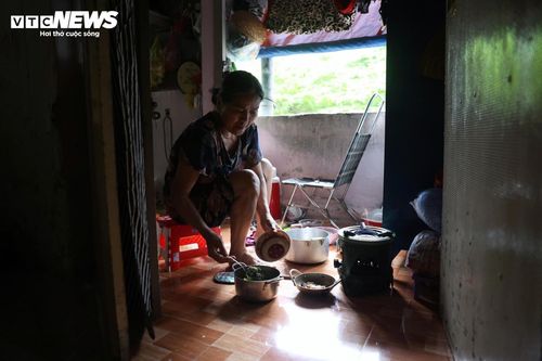 Không gian bên trong chỉ rộng khoảng một mét, nơi cao nhất chưa tới 2 mét. Góc cầu thang được cải tạo thêm nhà vệ sinh, phòng tắm và gác nhỏ. Trước đây cháu bà từng ở trên gác nhưng sau đó chuyển ra ngoài thuê trọ để thuận tiện sinh hoạt. Do nhà thấp và nóng, nhiều hôm bà Hoa mắc màn ngủ bên ngoài cho thoáng mát, chỉ khi mưa lớn mới vào bên trong.