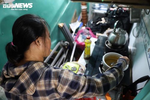 Căn phòng được chia thành khu ngủ, bếp và nhà vệ sinh. Phòng ngủ rộng khoảng 1,2 m, là nơi sinh hoạt chính của hai vợ chồng, còn con cái gửi nhờ người thân chăm sóc. Đồ đạc chất kín trong bếp nên mỗi lần nấu ăn, bà phải đứng sát mép cửa.