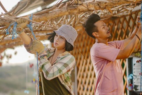 “Công chúa đảo” bụi bặm tên Sâm (Miu Lê thủ vai) và thầy giáo Hoàng (Huyme) tái ngộ sau dự án “Bạn gái tôi là sếp” trước đó