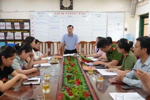Đồng chí Chu Việt Dũng - Phó Chủ tịch UBND phường phát biểu tại điểm kiểm tra Trường THCS Phú Diễn