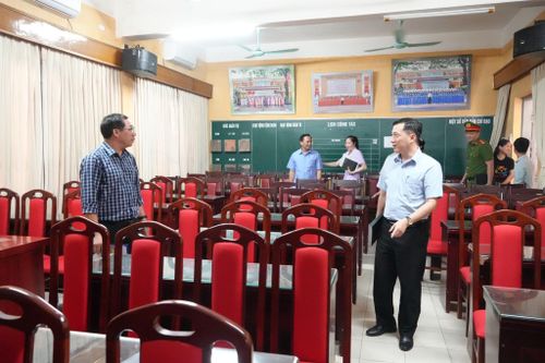 Đoàn kiểm tra cơ sở vật chất và các điều kiện khác để tổ chức Kỳ thi tuyển sinh vào lớp 10 THPT tại Trường THPT Nguyễn Thị Minh Khai
