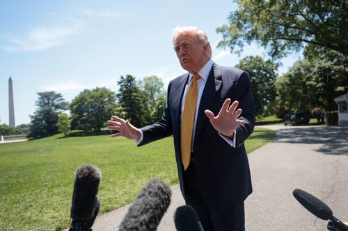 Tổng thống Mỹ Donald Trump phát biểu với báo giới trước khi rời Nhà Trắng tới Căn cứ Liên hợp Andrews để lên đường sang Bắc Kinh, Trung Quốc, ngày 12-5-2026. Ảnh: Reuters