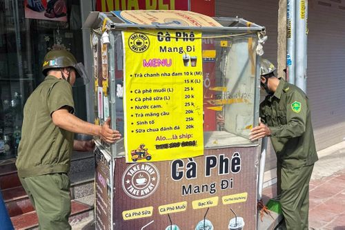 Tổ công tác di chuyển vật dụng lấn chiếm vỉa hè nhằm trả lại lối đi thông thoáng cho người dân. Ảnh: Xã Vật Lại