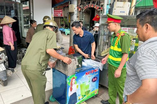 Các vật dụng, mái che và hàng hóa lấn chiếm hành lang giao thông được lực lượng chức năng tháo dỡ, xử lý trong sáng 13-5. Ảnh: Xã Vật Lại