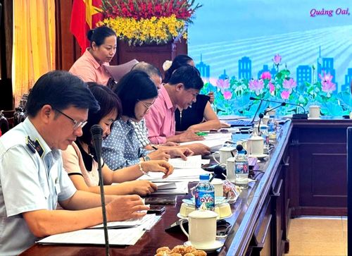 Các thành viên Đoàn kiểm tra liên ngành số 01 của thành phố về công tác an toàn thực. phẩm. Ảnh: Mai Hoa