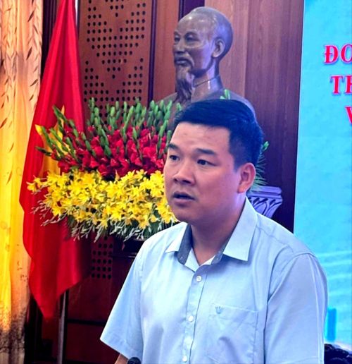 Phó Chi cục trưởng Chi cục An toàn vệ sinh thực phẩm Hà Nội Nguyễn Quang Trung phát biểu tại buổi làm việc. Ảnh: Mai Hoa