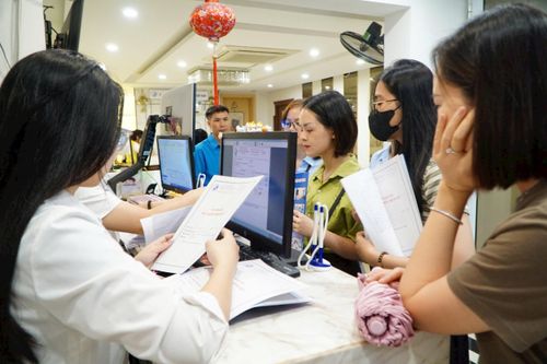 Công đoàn viên phường Ba Đình nghe hướng dẫn các thủ tục khám bệnh. Ảnh: Công đoàn phường Ba Đình