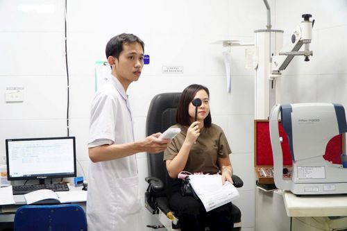 Người lao động được thăm khám đầy đủ miễn phí tại Bệnh viện Đa khoa Hòe Nhai. Ảnh: Công đoàn phường Ba Đình