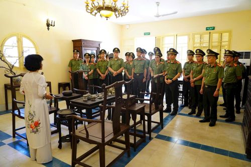 Đoàn công tác Phòng Tham mưu Công an thành phố Hà Nội tham quan Di tích lịch sử 48 Hàng Ngang. Ảnh: PT