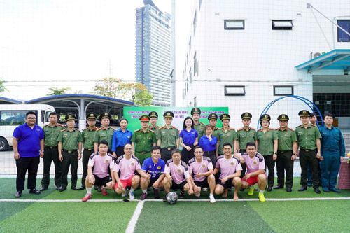 Cán bộ, chiến sĩ Phòng Tham mưu Công an thành phố và Công an phường Phú Thượng giao lưu bóng đá. Ảnh: PT