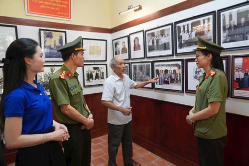 Đoàn công tác tham quan tại Nhà lưu niệm Chủ tịch Hồ Chí Minh tại nhà cụ Nguyễn Thị An. Ảnh: PT
