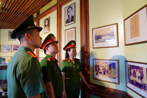 Cán bộ, chiến sĩ Công an phường Phú Thượng tham quan tại Di tích lịch sử Nhà bà Hai Vẽ. Ảnh: PT