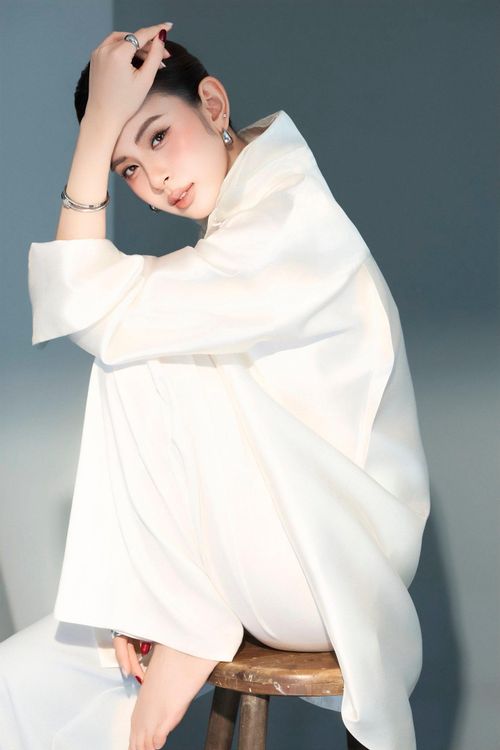 Bộ trang phục oversized với áo sơ mi phom rộng kết hợp quần jeang đồng điệu mang đến cảm giác thanh lịch, quyền lực nhưng vẫn mềm mại.