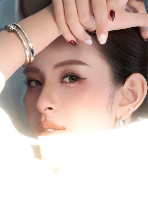 Không chạy theo xu hướng khoe hình thể quá đà, Hương Liên chọn cách tạo sức hút bằng cấu trúc trang phục và thần thái.
