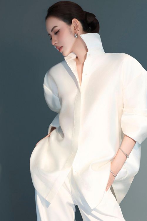 Không cần những gam màu nổi bật hay phomstyle cầu kỳ, cô chọn phong cách thời trang 'White on White' trên tinh thần “sang trọng - yên tĩnh” để tôn lên thần thái và vẻ đẹp hiện đại của người phụ nữ.