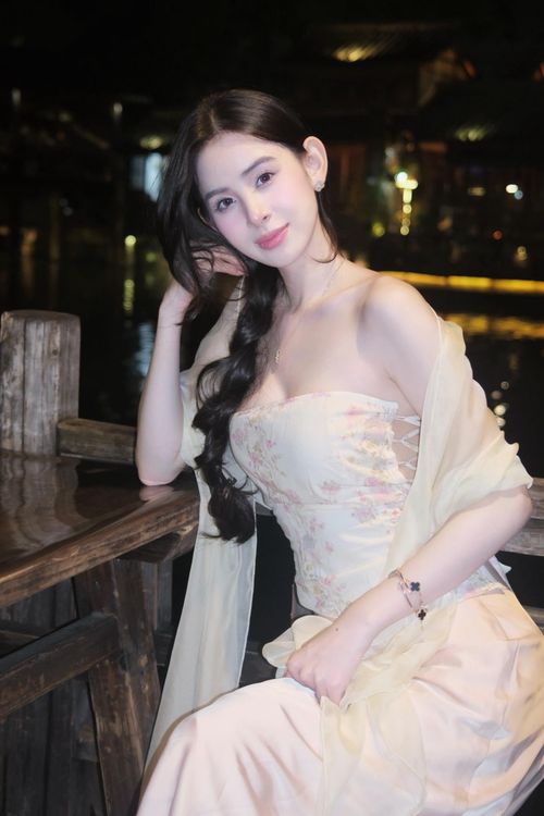 Trên trang cá nhân, Hương Liên khiến khán giả ngưỡng mộ với cuộc sống hoàn mỹ, vóc dáng đẹp, học lực cao, lấy chồng đại gia