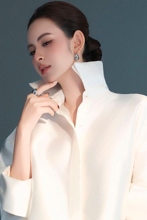 Trong bộ ảnh mới được chia sẻ, diễn viên/người mẫu Hương Liên gây ấn tượng với hình ảnh tối giản nhưng đầy khí chất thời trang cao cấp.