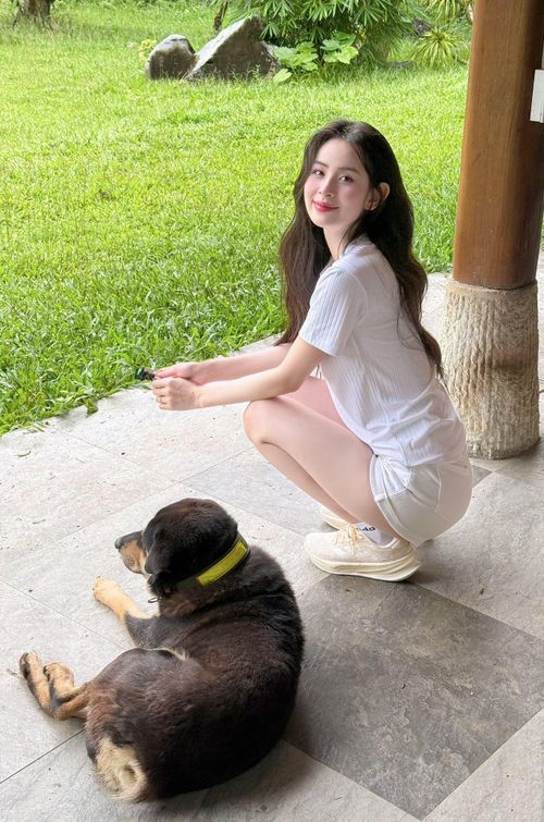 Nhan sắc đời thường của người đẹp sinh năm 2002.