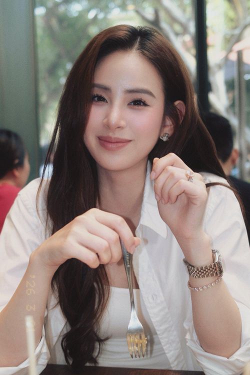 Hiện tại, cô đang gây chú ý khi đảm nhận vai Á hậu trong phim giờ vàng VTV "Lời hứa đầu tiên".