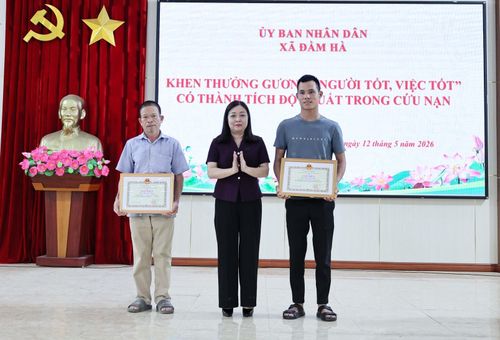 Lãnh đạo UBND xã Đầm Hà (áo đen) trao tặng Giấy khen gương “Người tốt, việc tốt” cho ông Trần Văn Sùng và ông Đặng Văn Kiên.