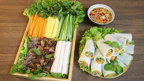 Món phở cuốn biến tấu từ bánh phở và thịt bò được nhiều người ưa thích.