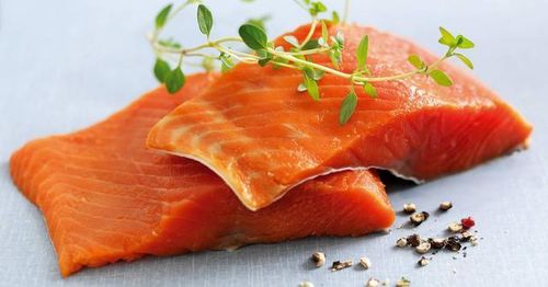 Cá hồi là nguồn protein chất lượng cao, đặc biệt tốt cho người cao tuổi.