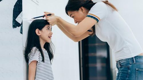 Thức khuya, ngủ không đủ giấc có thể ảnh hưởng đến quá trình phát triển thể chất của trẻ.