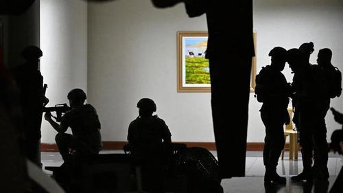 Các binh sĩ Philippines đột kích vào bên trong tòa nhà Thượng viện hôm 13/5. Ảnh: Jam Sta Rosa/AFP