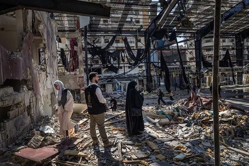 Các nhà báo Lebanon có mặt tại hiện trường vụ tấn công của Israel ở vùng ngoại ô phía nam Beirut, hôm 7/5. Ảnh: NYT.